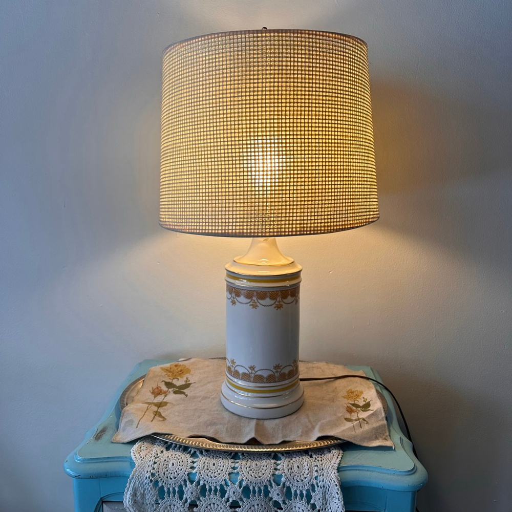 Vintage Mid-Century Ceramic Table Lamp | White w/ Harvest Gold Trim | Regency - Picture 2 of 8